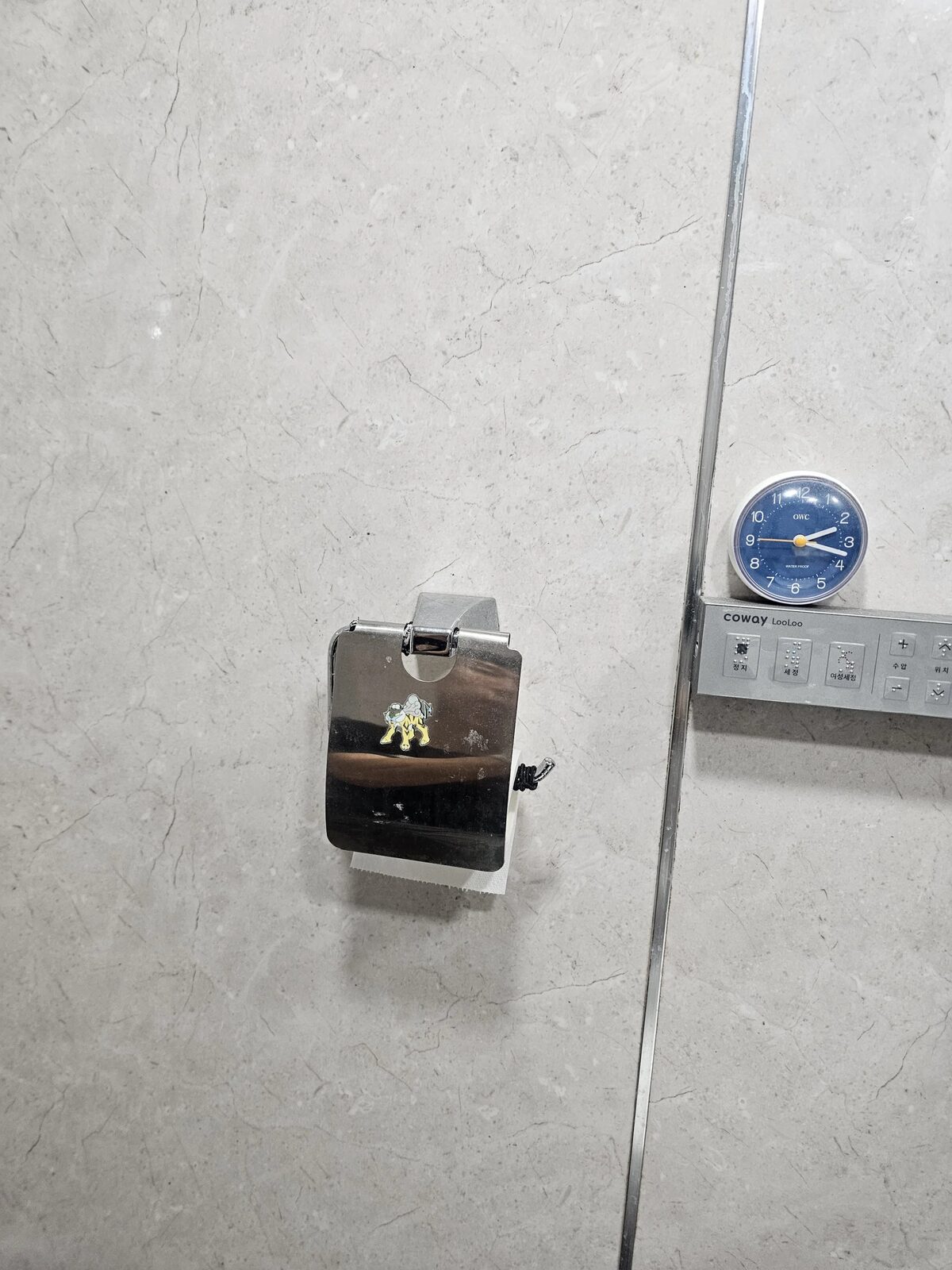 시공 전 - 욕실 전체 용품 일괄 교체 — 수건걸이부터 샤워 수전까지 집사넘버원